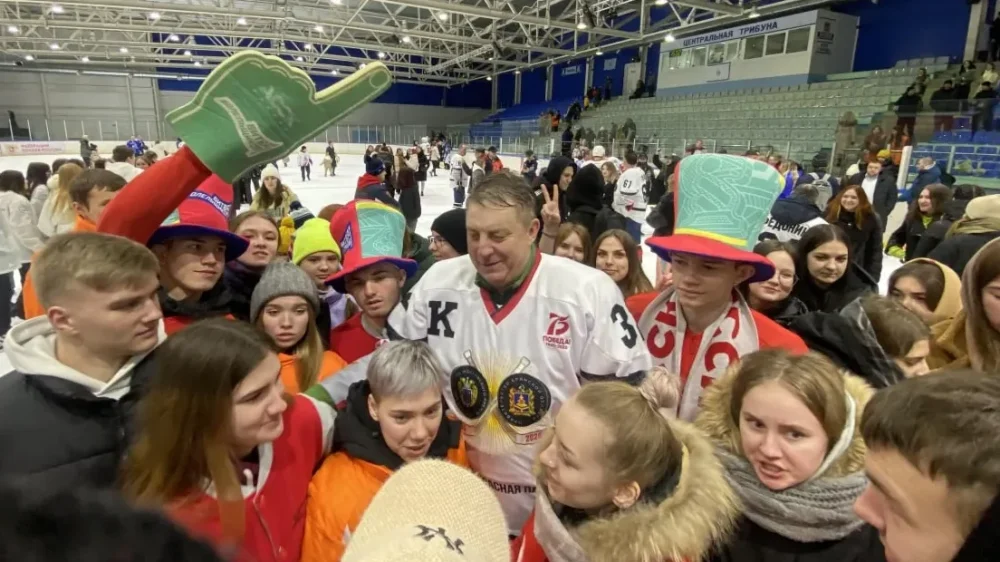 В Брянске состоялся хоккейный матч между командами правительства и сборной УМВД