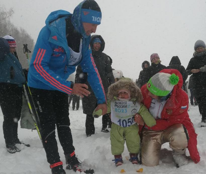 Племянница олимпийца Большунова в 1 год и 2 месяца пробежала дистанцию на «Лыжне России»