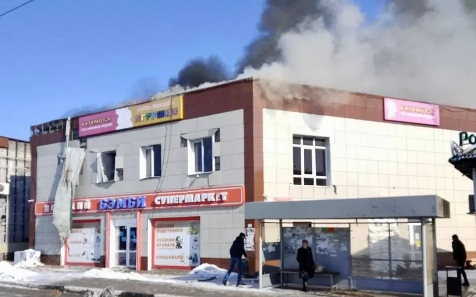 В Белгородской области второй раз за день обстреляли город Шебекино – загорелся ТЦ