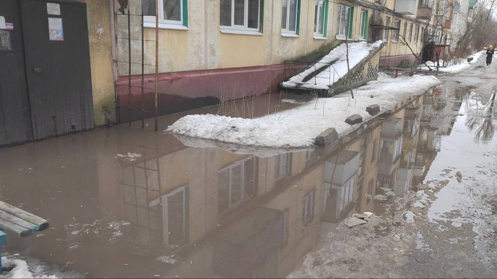 В Брянске дом №48 на улице Володарского превратился в окруженный водой остров