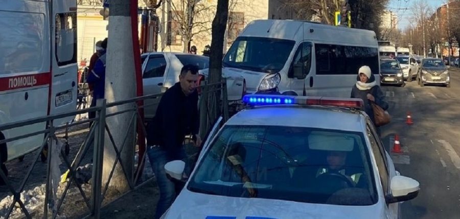 В Брянске сообщили о пострадавших в серьёзном ДТП с легковушкой и маршруткой № 99