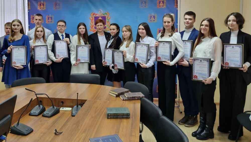 В Брянске поздравили 15 школьников и студентов – обладателей премии губернатора