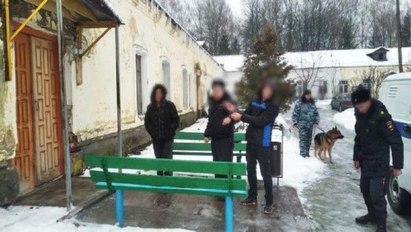 В Карачеве 32-летнего уголовника начнут судить за расправу с мужчиной и три кражи
