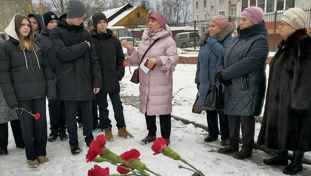 Жители Брянска возле памятника Пушкину прочли стихи великого классика