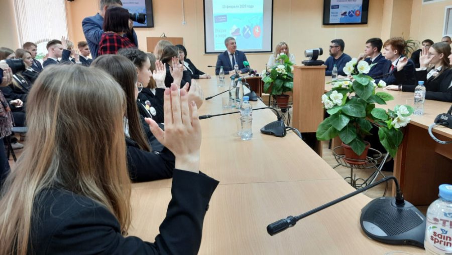 Брянский губернатор Богомаз в лицее № 27 побеседовал с учениками о военной спецоперации