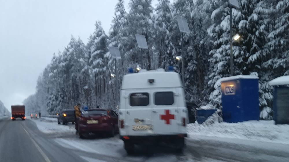 Под Брянском на трассе Украина произошло серьезное ДТП из-за гололедицы