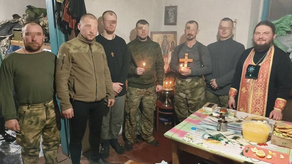 Брянский священник привёз в Донецк освящённое полковое знамя и покрестил участников СВО