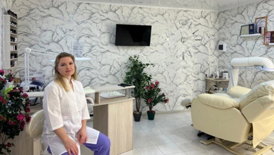 Благодаря соцконтракту жительница Злынки Анна Кучина открыла свой салон красоты
