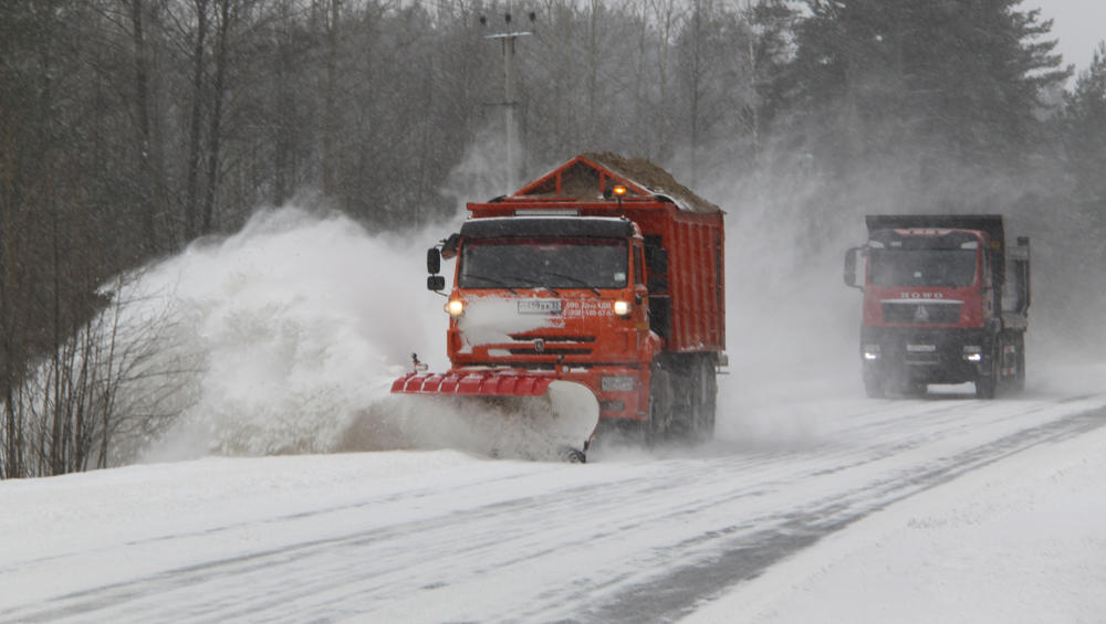 За выходные дни в Брянской области очистили от снега более 10 тысяч километров дорог