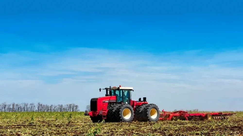 «Универсальная, мощная и надежная»: соседи брянских аграриев посоветовали выбирать сельхозтехнику Ростсельмаш