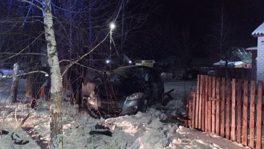 В Навле Брянской области легковой автомобиль протаранил забор жилого дома