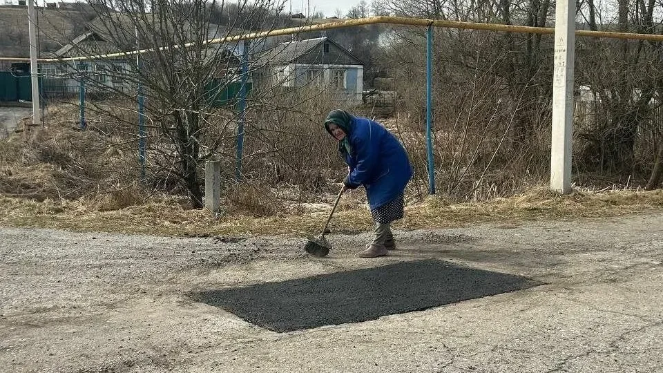 Под Белгородом дорожники заставили за себя работать 90-летнюю старушку