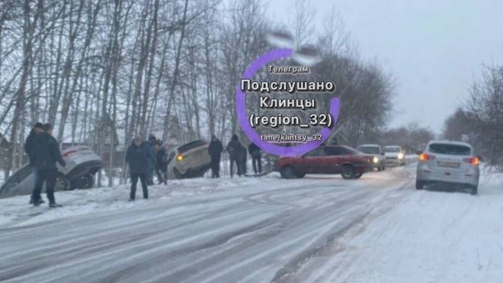 На брянской трассе под Клинцами в ДТП на заснеженной дороге разбились 4 автомобиля