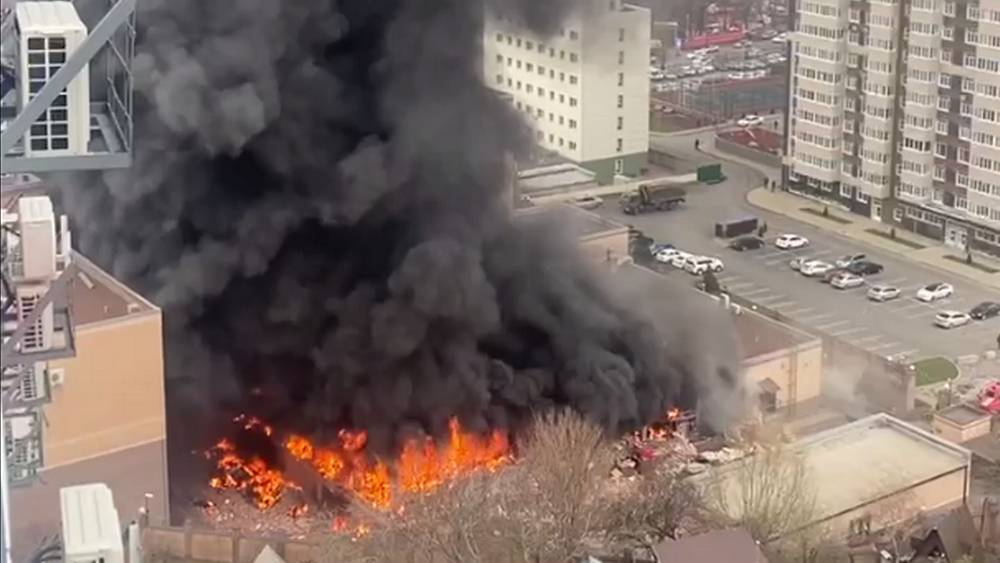 В Ростове-на-Дону загорелось здание пограничного управления ФСБ