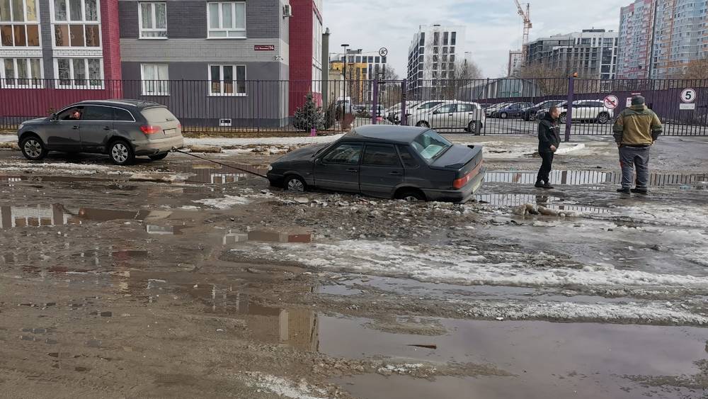 В центре Брянска автомобили начали тонуть в глубоком бассейне посреди дороги