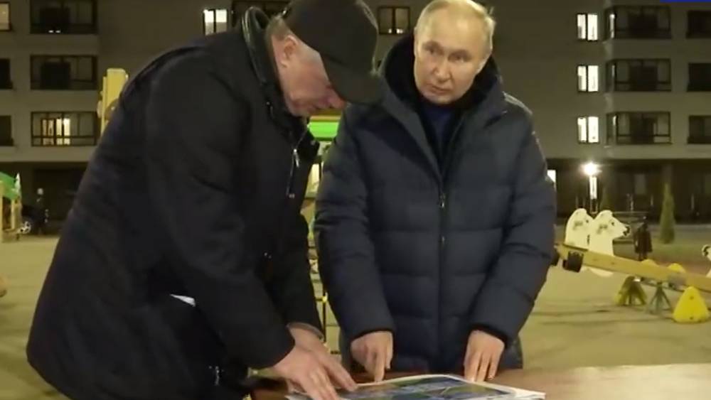 Президент России Владимир Путин проехал по Мариуполю на автомобиле и пообщался с жителями