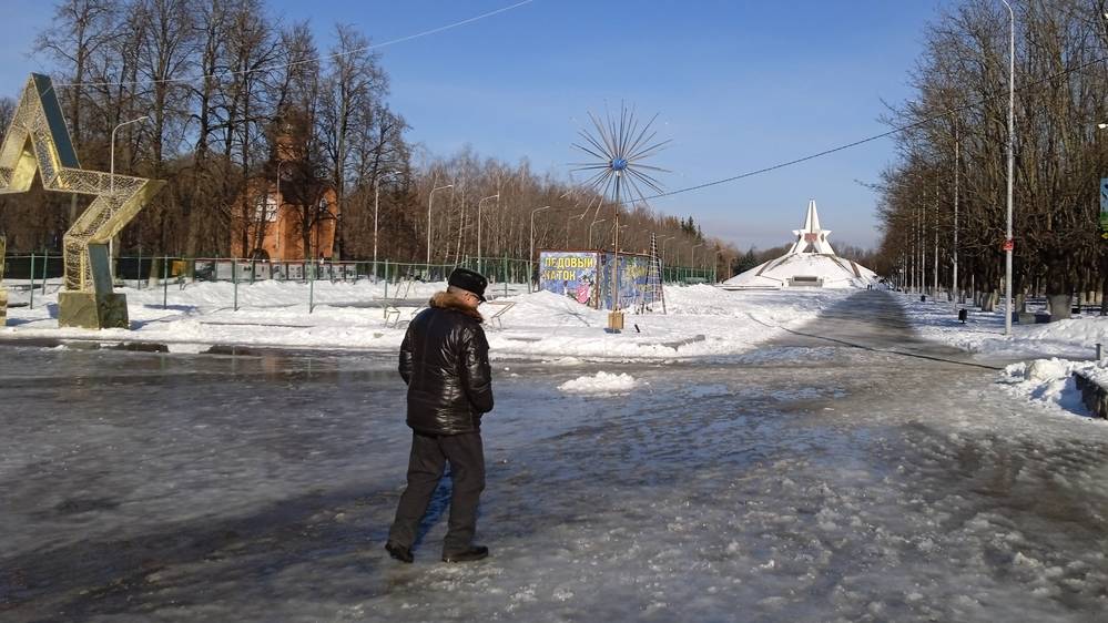 В Брянске парк «Соловьи» стал опасным для посетителей из-за льда на всех дорожках
