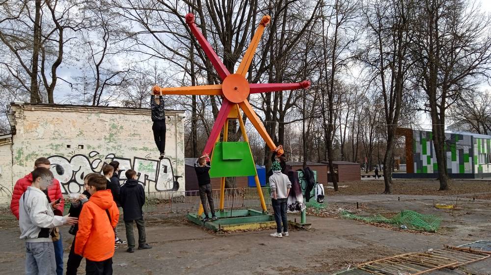 В Майском парке Брянска школьники открыли опасный сезон ржавых аттракционов