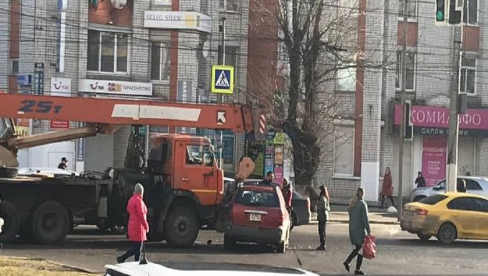 В Брянске возле площади Партизан утром 27 марта автокран протаранил легковой автомобиль