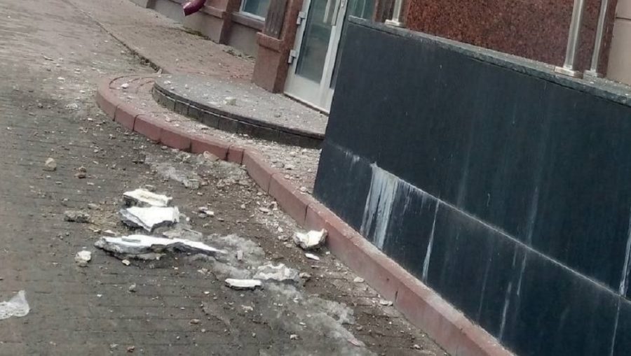 В Советском районе Брянска на проспекте Ленина со стены дома № 45 обвалилась штукатурка