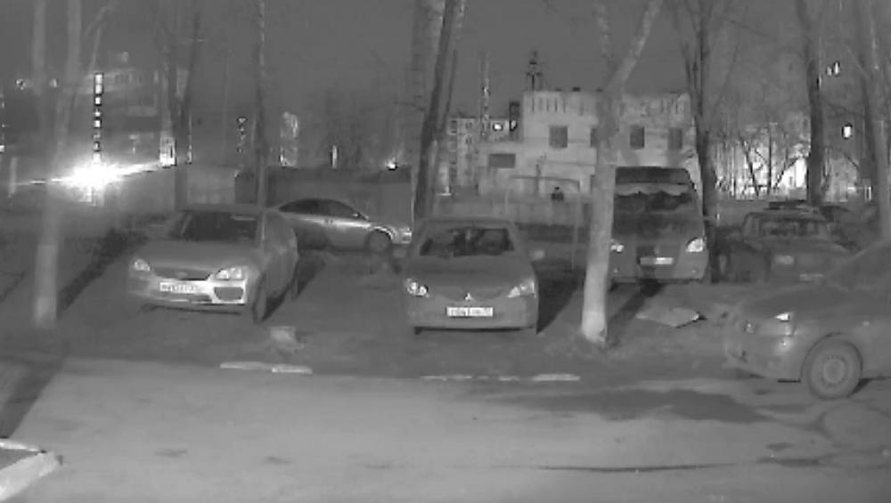 В брянском дворе на улице Камозина заметили ночных похитителей бензина