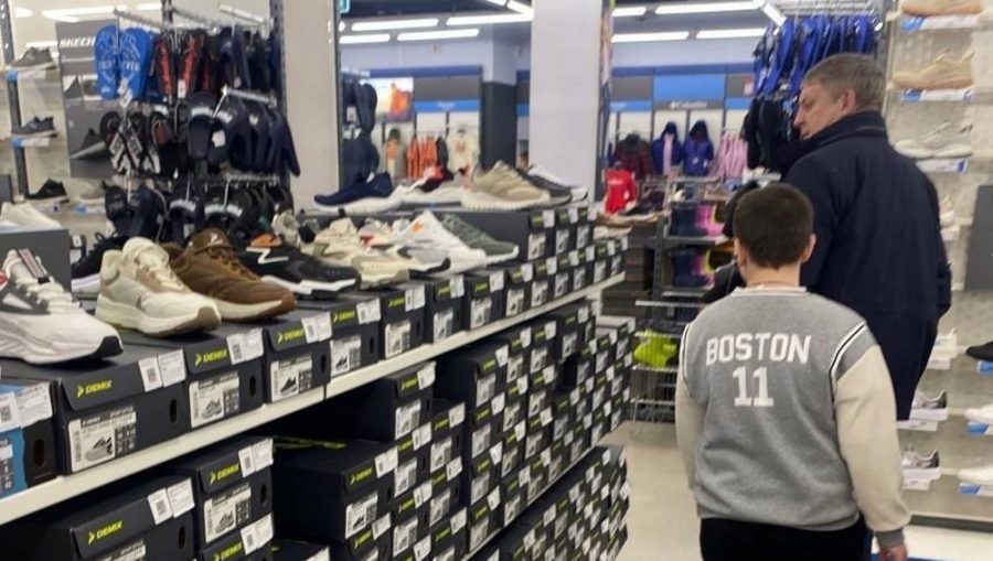 Брянского губернатора Богомаза заметили в магазине за выбором одежды для мальчика Феди