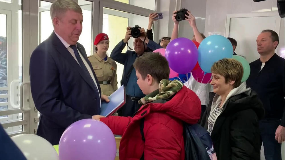 Брянский губернатор Богомаз подарил дом семье раненного укронацистами мальчика Федора