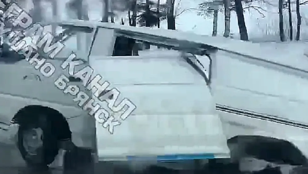 В серьезном ДТП на трассе в Брянской области автомобиль разорвало на части
