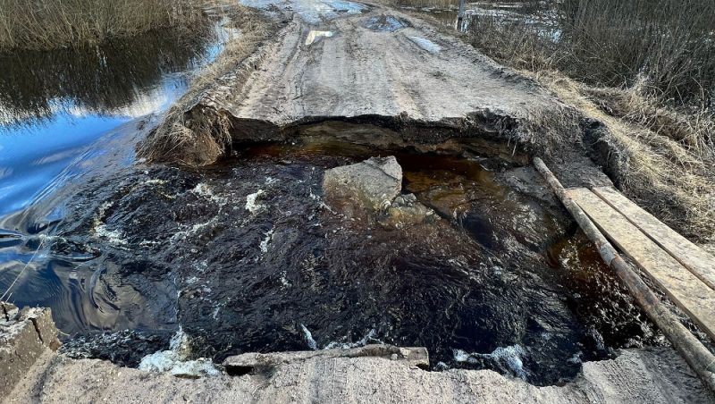 В брянской Бытоши из-за размытого мостика одну из улиц отрезало от поселка