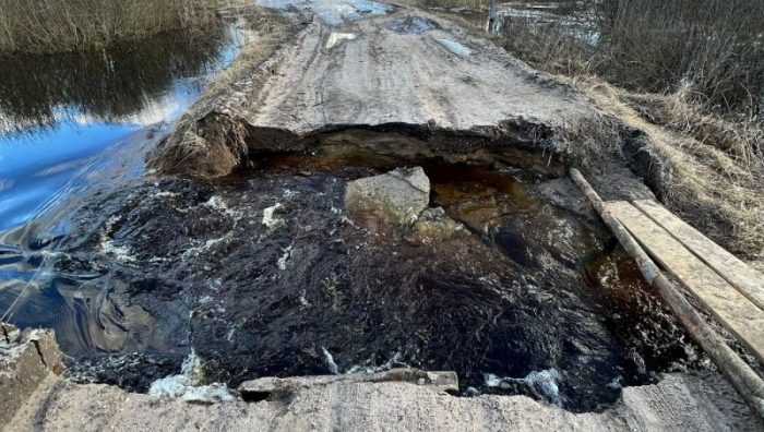 В брянской Бытоши из-за размытого мостика одну из улиц отрезало от поселка