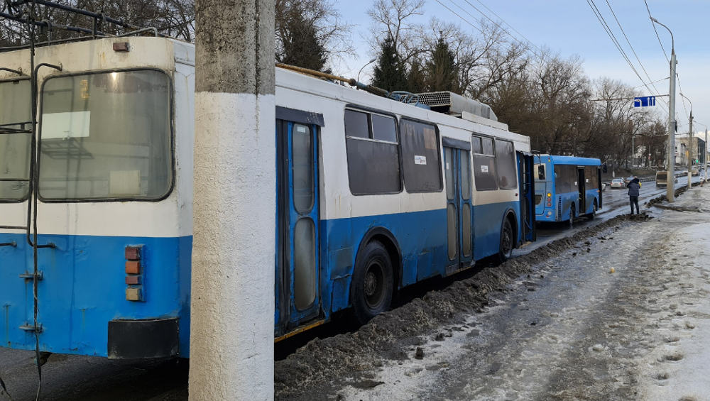 В Брянске на улице Калинина столкнулись автобус № 27 и троллейбус № 2