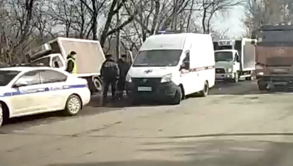 В Брянске на улице Речной автофургон слетел с проезжей части в кювет