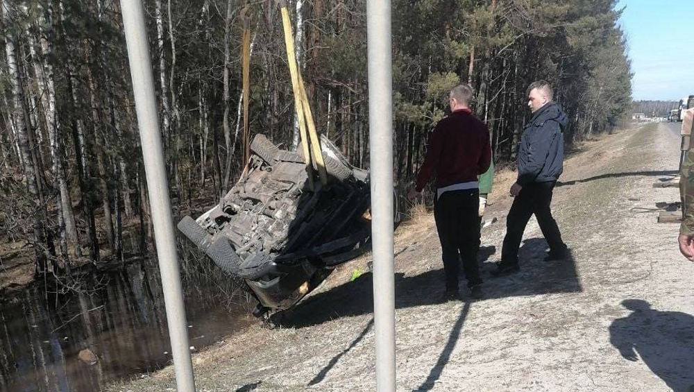 На трассе Брянск – Новозыбков легковой автомобиль вылетел в кювет и перевернулся