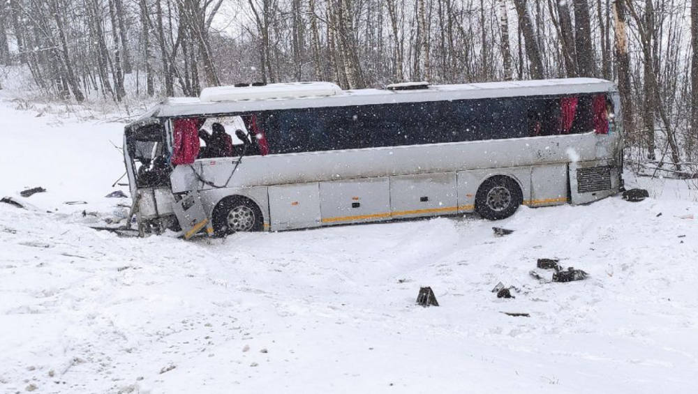 На брянской трассе в ДТП с фурой и автобусом погибли двое водителей и пассажирка