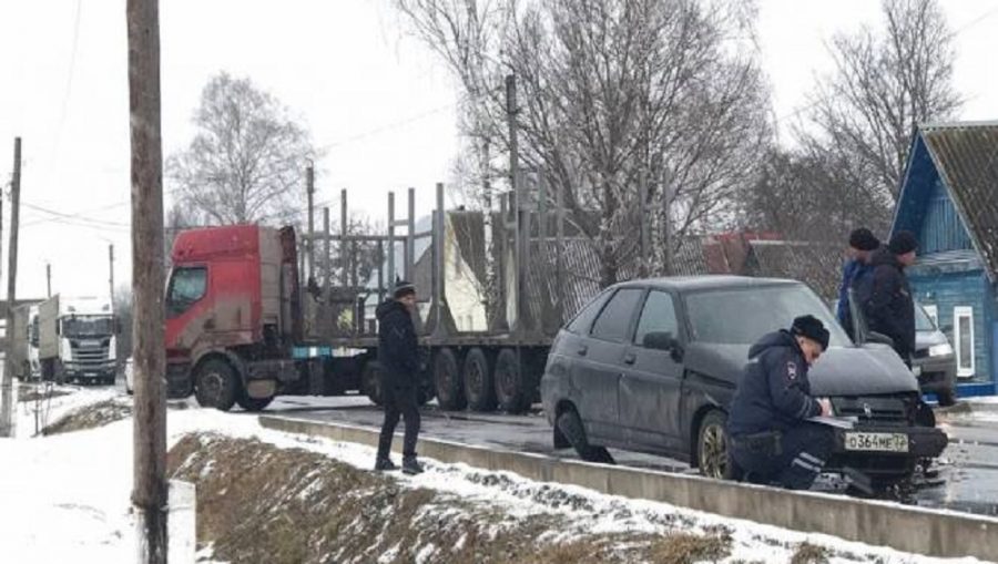 В городе Мглине Брянской области утром 8 марта столкнулись легковой автомобиль и грузовик
