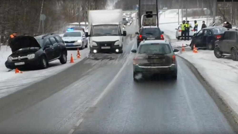 На выезде из Брянска на смоленской трассе из-за ДТП образовалась автомобильная пробка