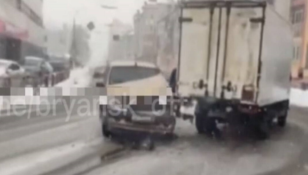 В Советском районе Брянска на улице Дуки столкнулись легковой автомобиль и грузовик