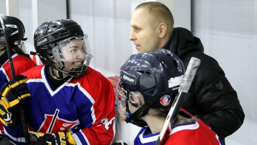 В Климове первая в Брянской области женская команда по хоккею сыграла дебютный матч