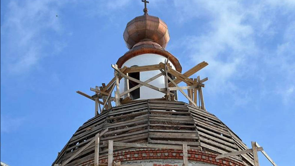 В Брасове новый купол появился на реставрируемой 245-летней Васильевской церкви