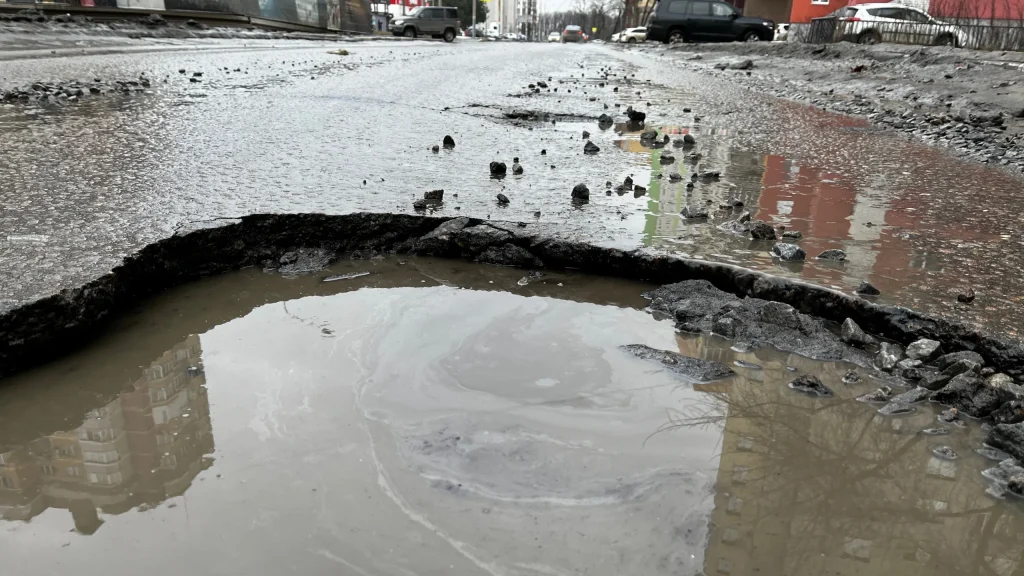 Брянский водитель взыскал с дорожников 190 тысяч за разбитую на плохой дороге машину