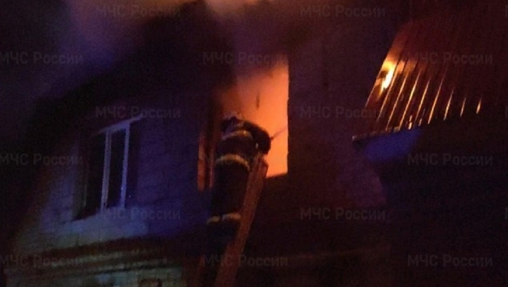В Гордеевском районе Брянской области пожарные спасли человека из горевшего дома