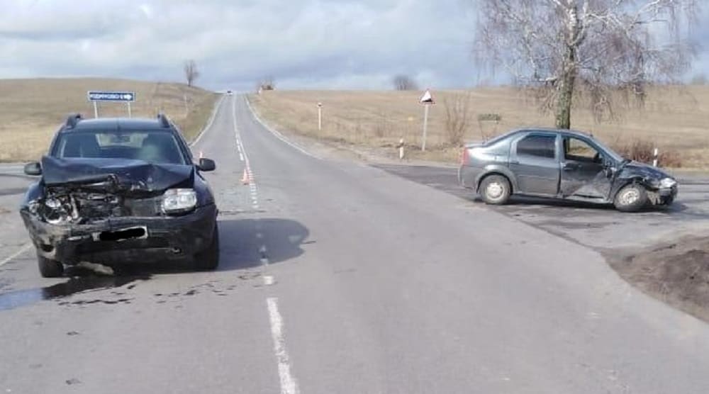 Под Погаром неопытный водитель Renault на перекрёстке устроил ДТП и ранил двух женщин