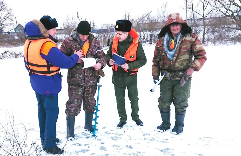 Сотрудники СУ СК России по Брянской области развеселили рыбаков Трубчевска