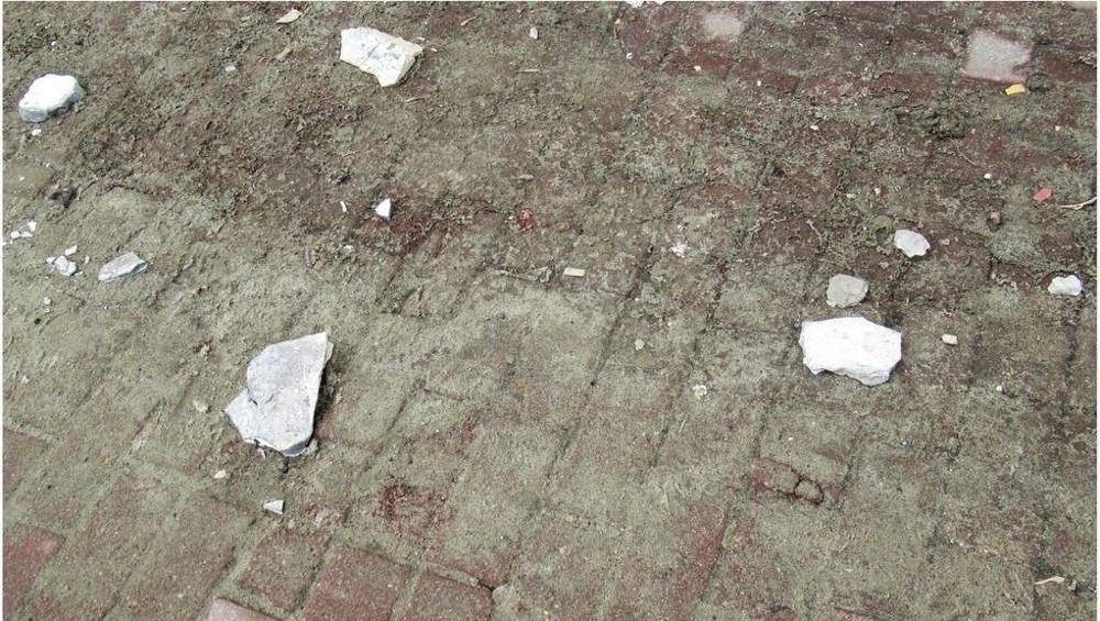 В Советском районе Брянска на проспекте Ленина со стены дома обвалилась штукатурка