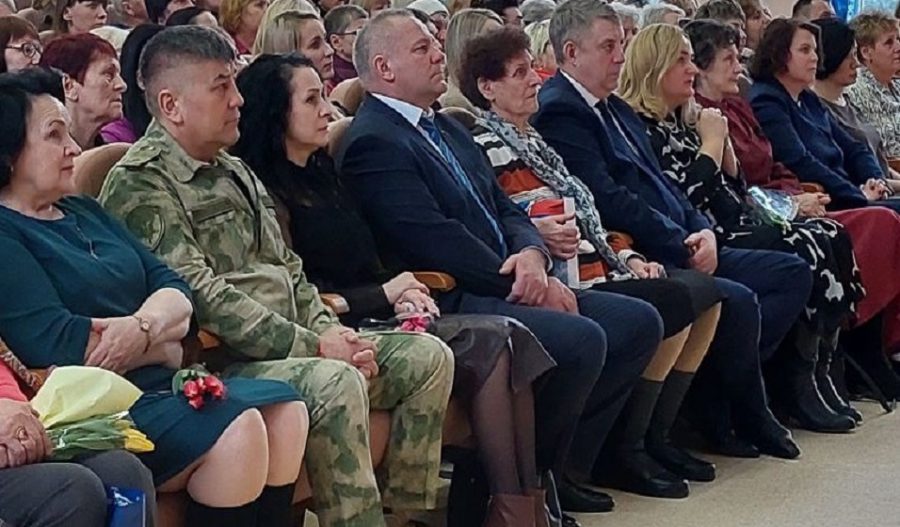 В Брянске матерей защитников Отечества накануне 8 марта поздравили праздничным концертом