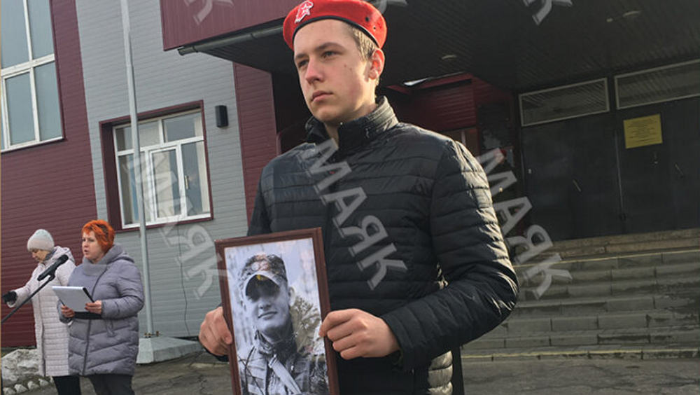 В Новозыбкове в школе №6 почтили память погибшего в ходе СВО земляка Константина Козинова