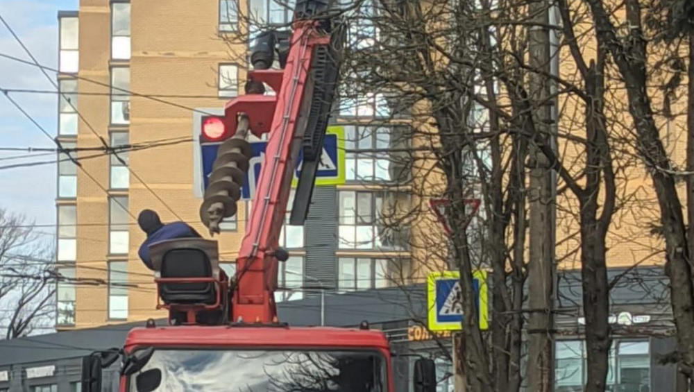В Брянске продолжили капремонт дороги на улице Куйбышева монтажом освещения