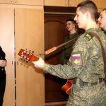 Брянские курсанты Военного учебного центра БГИТУ оригинально поздравили женщин с 8 Марта