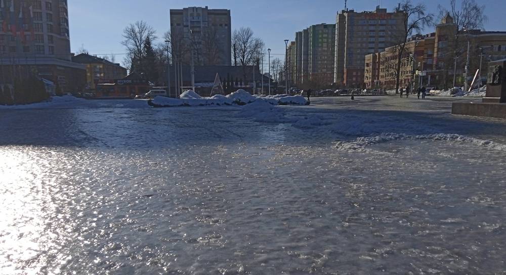 В Брянске парк «Соловьи» стал опасным для посетителей из-за льда на всех дорожках