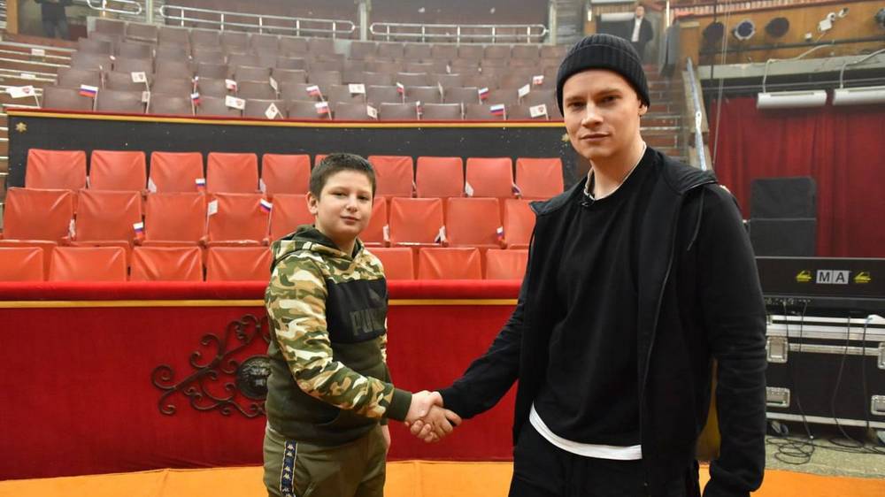 Певец SHAMAN познакомился перед концертом в Брянском цирке с юным героем Федором